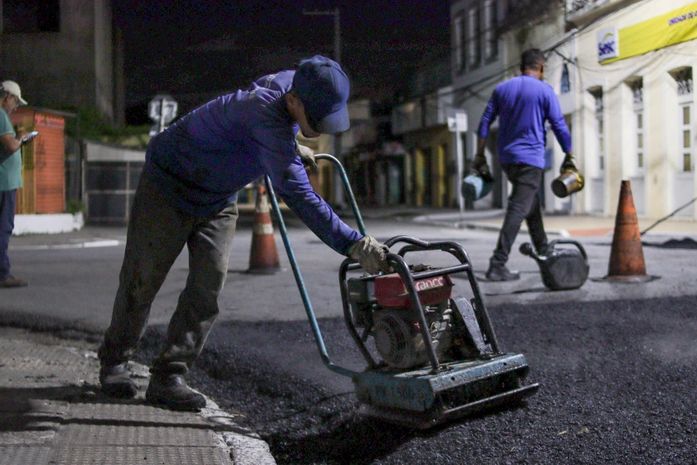 Vias do Centro da cidade têm asfaltos recuperados.