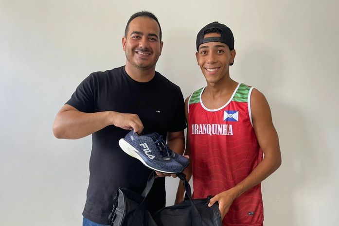 Prefeitura de Branquinha oferta Bolsa Atleta a jovem corredor