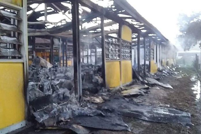 Incêndio destruiu por completo escola municipal de Matriz na madrugada do dia 1º de maio passado. Prefeitura vai reconstruir, cuja ordem de serviço já foi assinada