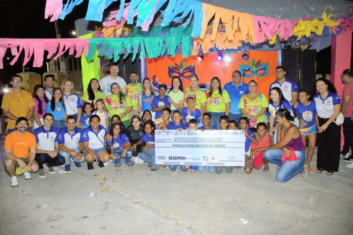 Ziane Costa entrega cheque de quase meio milhão à entidade social