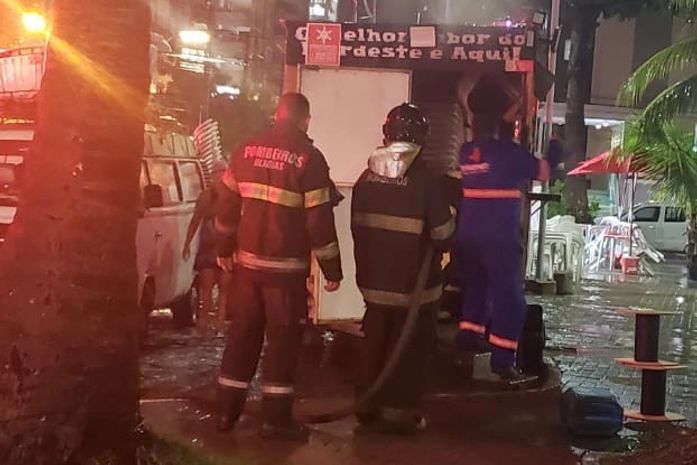 Incêndio atinge food truck e bombeiros controlam chamas na Praça Gogó da Ema