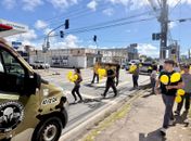 Estudantes fazem ação no trânsito para marcar Setembro Amarelo