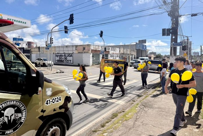 Estudantes fazem ação no trânsito para marcar Setembro Amarelo