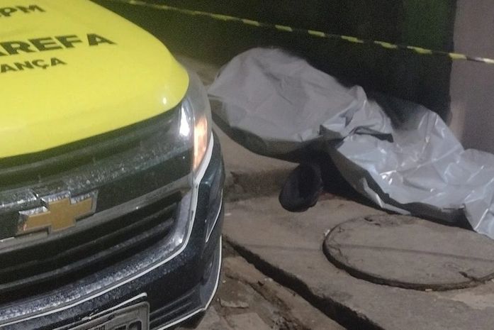 Idoso é executado com diversos tiros na cabeça na calçada de padaria no interior