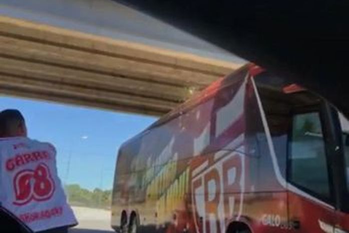 Torcida organizada expulsa integrantes que jogaram ovos no ônibus do CRB