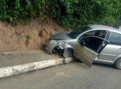 Acidente entre caminhonete e carro de passeio deixa três feridos