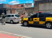 
Mulher sem carteira de motorista é flagrada realizando transporte escolar; carro de passeio transportava 10 crianças 