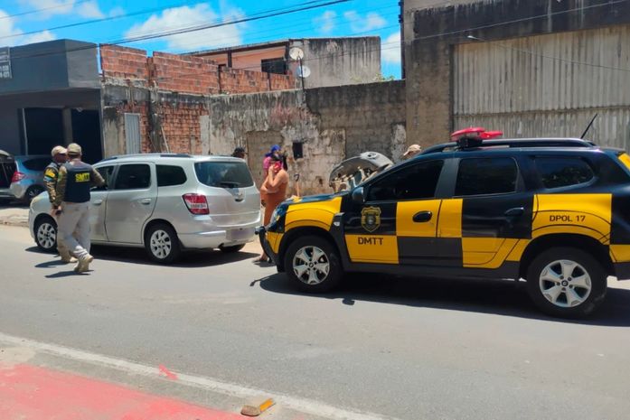 
Mulher sem carteira de motorista é flagrada realizando transporte escolar; carro de passeio transportava 10 crianças 