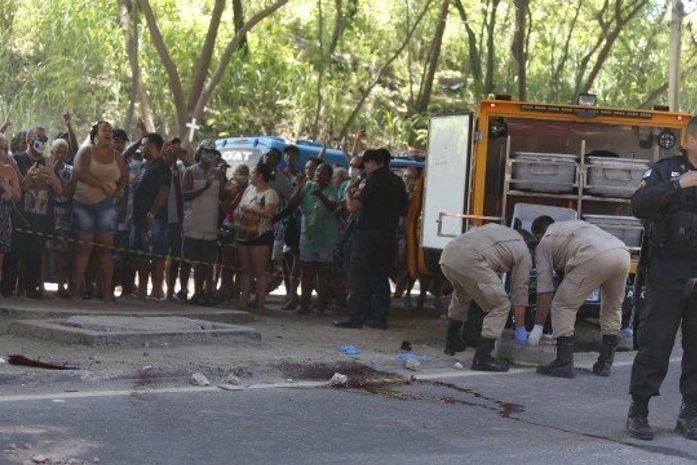 Homem morre atingido por bala perdida em Jacarepaguá, no Rio; moradores acusam PMs