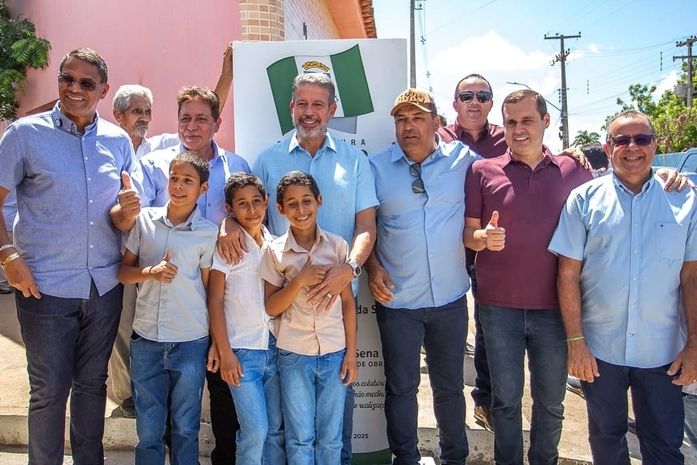 Em Craíbas e em Jacaré dos Homens, Lira inaugura obras de pavimentação e realiza entregas para a agricultura familiar