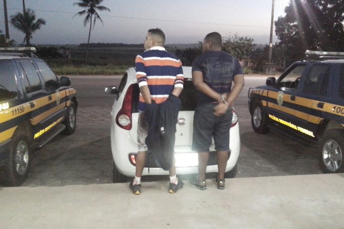 PRF prende dupla acusada de tráfico de armas