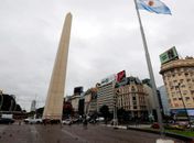 Argentina flexibiliza máscaras ao ar livre e reabrirá para brasileiros