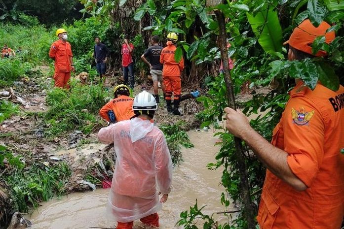 Corpo de bebê que desapareceu após deslizamento de barreira é encontrado