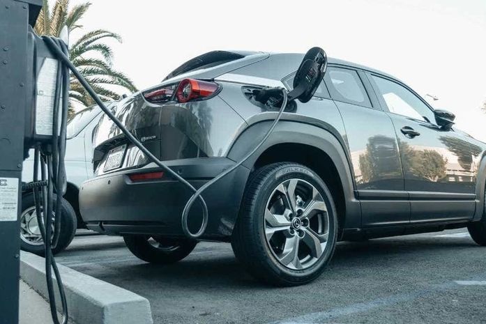 Postes usados de forma irregular para recarga de carros elétricos entram na mira do MP em Maceió