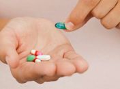 Pandemia leva população à automedicação e ao estoque de remédios; saiba os riscos