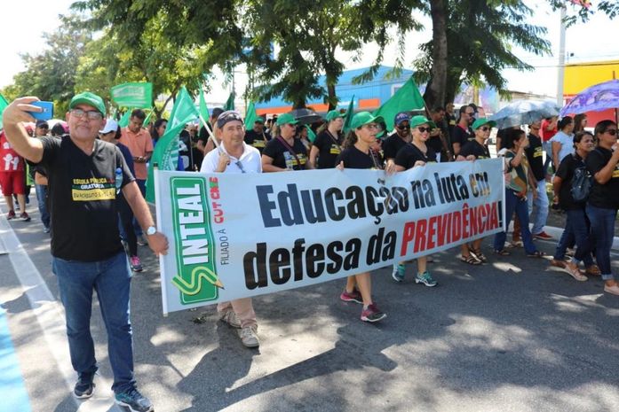 Manifestação contra cortes na educação