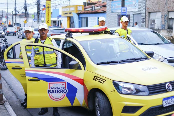 Homem é preso por desacato após empinar moto e ameaçar agentes em Maceió