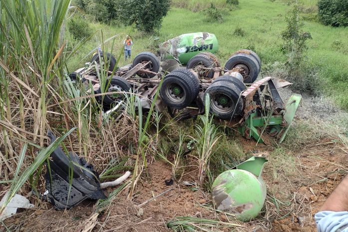Motorista perde o controle de veículo e caminhão capota na AL-105