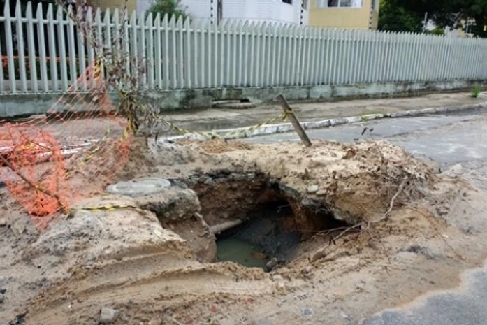 Casal realiza obra para reparo de rede coletora de esgoto na Mangabeiras