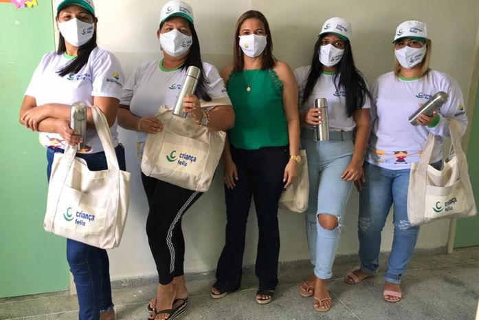 Assistência Social de Branquinha entrega kits para visitadoras do Criança Feliz