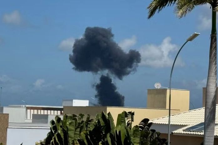 Caça da FAB cai no RN; piloto se salva ao se ejetar do avião