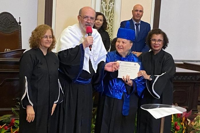 Tânia Pedrosa com seus 91 anos de idade recebe a maior honraria da UFAL: Doutora Honoris Causa
