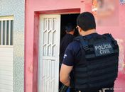 Vídeo: Acusada de ser "líder feminina" do PCC em Alagoas é presa em operação