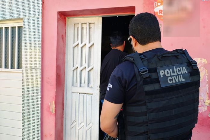 Vídeo: Acusada de ser "líder feminina" do PCC em Alagoas é presa em operação