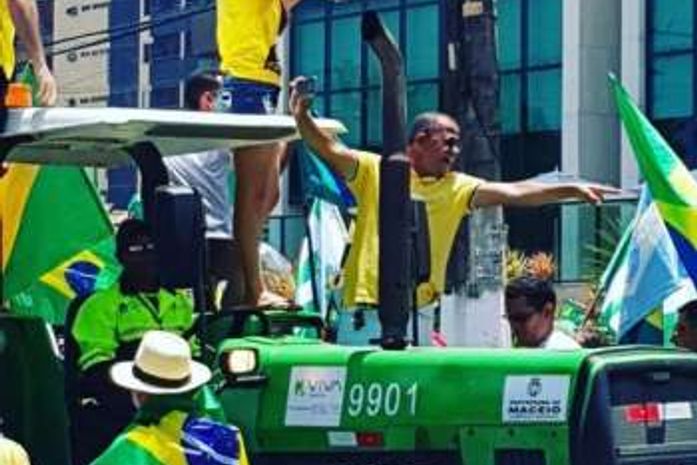 Uso de trator em manifestação política será apurado pela prefeitura