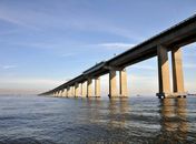 Homem mantém reféns em ônibus na Ponte Rio-Niterói