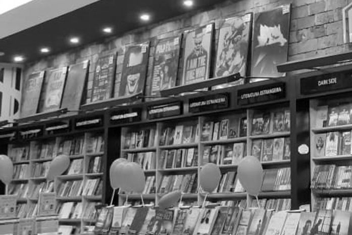 Temos livros de autor@s alagoan@s,senhora. Pret@s, não!- diz o vendedor.