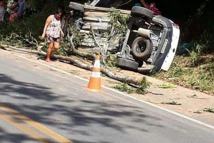 Carro da Eletrobras capota na BR 104 e deixa duas pessoas feridas