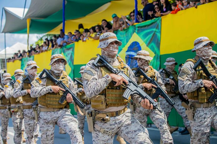 Desfile de 7 de Setembro reúne multidão e centenas de militares, em Jaraguá