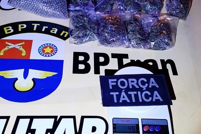 Maconha in natura foram aprendidos com o suspeito, no interior do seu carro e na sua residência.