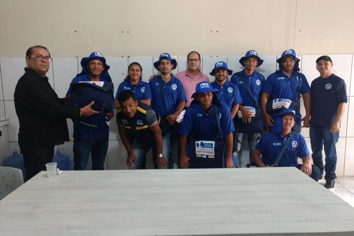 Prefeito Vinícius Lima, por meio da Secretaria de Saúde, entrega uniforme e material de trabalho a agentes de endemias