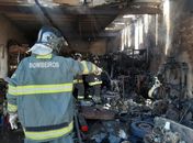 Bombeiros são acionados para conter incêndio em oficina mecânica no bairro da Cruz das Almas