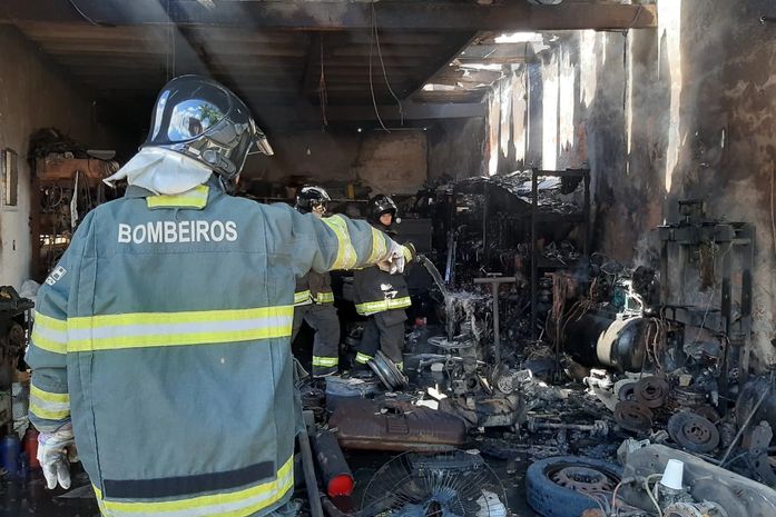 Bombeiros são acionados para conter incêndio em oficina mecânica no bairro da Cruz das Almas
