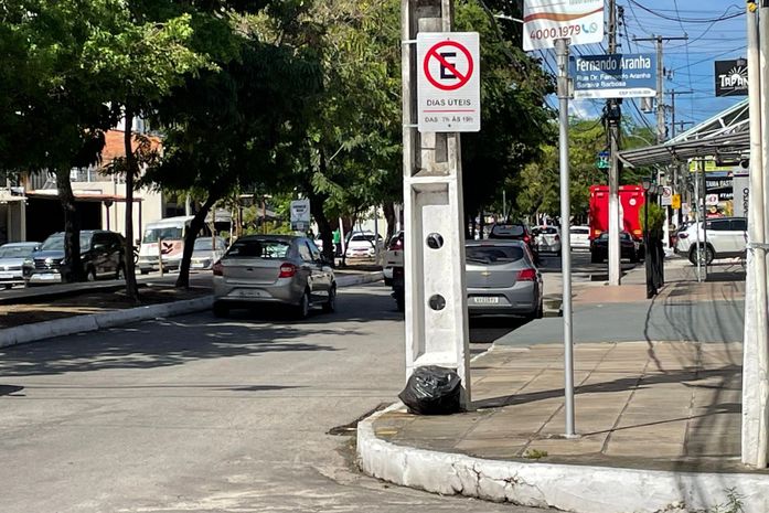 Proibido estacionar: empresários e trabalhadores reclamam de regra "imposta" pelo DMTT na antiga Amélia Rosa