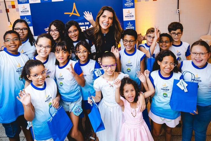 Marina Candia entrega óculos de grau a alunos da rede municipal em Maceió