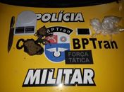 Jovem foi presa com maconha, faca e balança de precisão dentro da mochila.