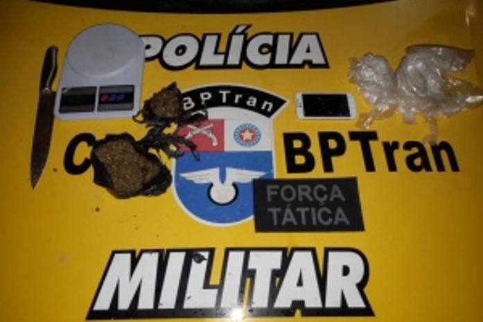 Jovem foi presa com maconha, faca e balança de precisão dentro da mochila.