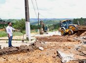 Prefeito de Santana do Mundaú acompanha obras de pavimentação no Residencial Jussara