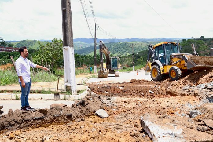 Prefeito de Santana do Mundaú acompanha obras de pavimentação no Residencial Jussara