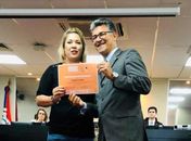Micheline Souto recebendo das mãos do Juiz do Trabalho, Alonso Cavalcante, o Certificado que distingue a  instituição hospitalar