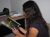 Débora de Omena lança primeiro livro