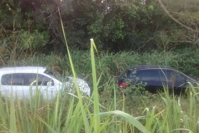 Após rastreamento, polícia encontra veículos roubados em matagal de Rio Largo