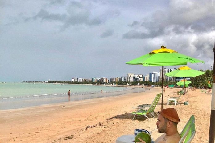De férias em Maceió, Super Odair divulga o seu trabalho