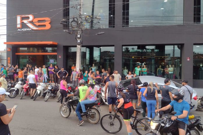 Carro colide em motos estacionadas em frente a academia, em Arapiraca