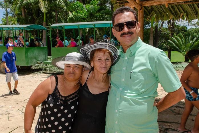 Prefeitura de Limoeiro de Anadia proporciona dia de lazer a idosos