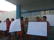 Familiares de suspeitos protestam em frente ao Code